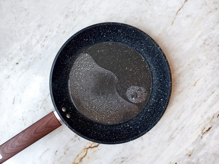 Frigideira, com a água quente.