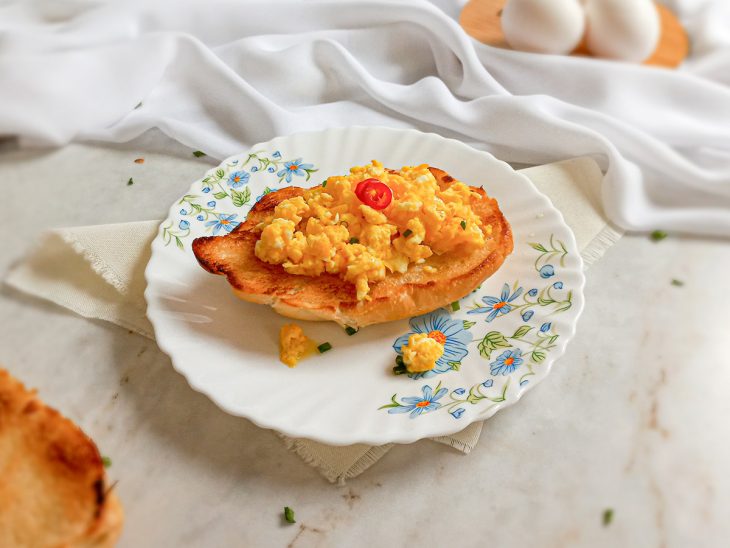 Ovos prontos, servidos em um pão tostado.