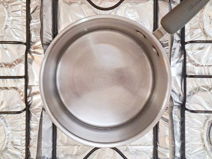 Panela com água sendo aquecida.