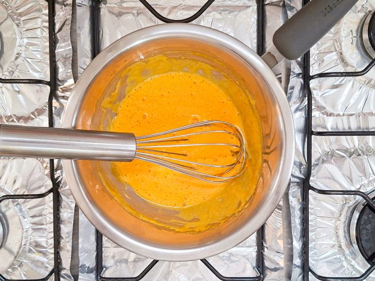 Gemas batidas com um fouet.