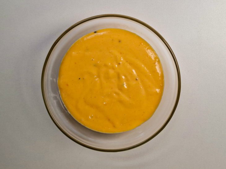 Sal e pimenta-do-reino adicionados no molho.