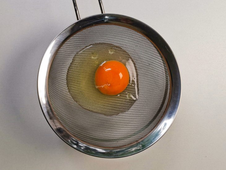 Ovo colocado na frigideira.