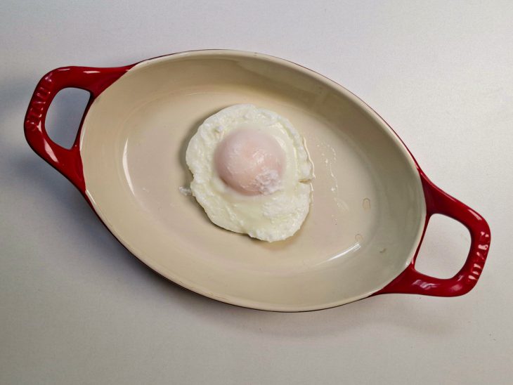 Ovo reservado num recipiente oval.