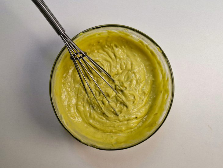 Creme de avocado preparado numa tigela de vidro.