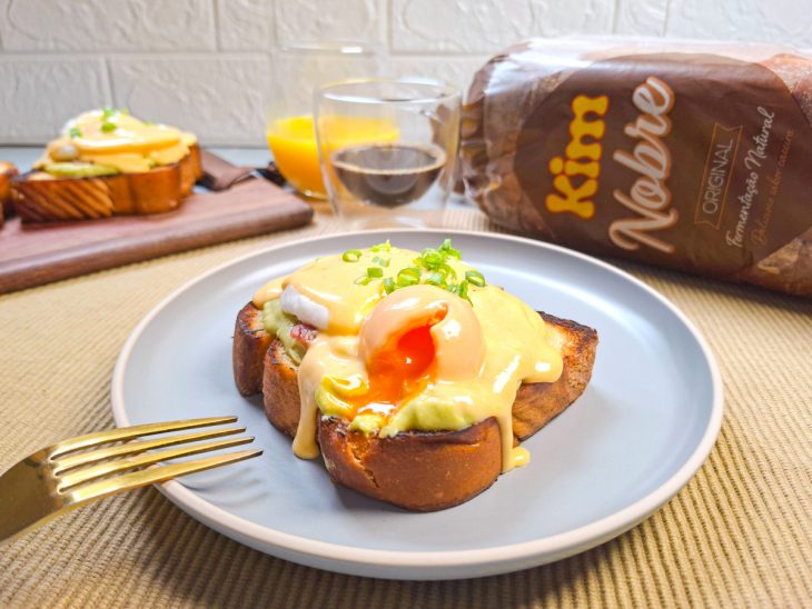 Ovos beneditinos finalizados com cebolinha e pronto para consumo.