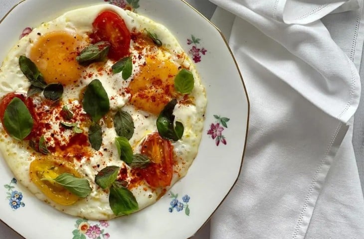 Ovos com tomatinhos