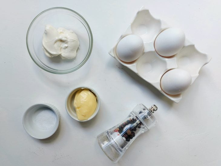 Ingredientes dos ovos mexidos reunidos na bancada.