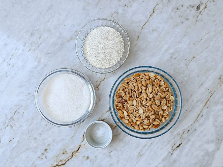 Ingredientes separados sobre a bancada.