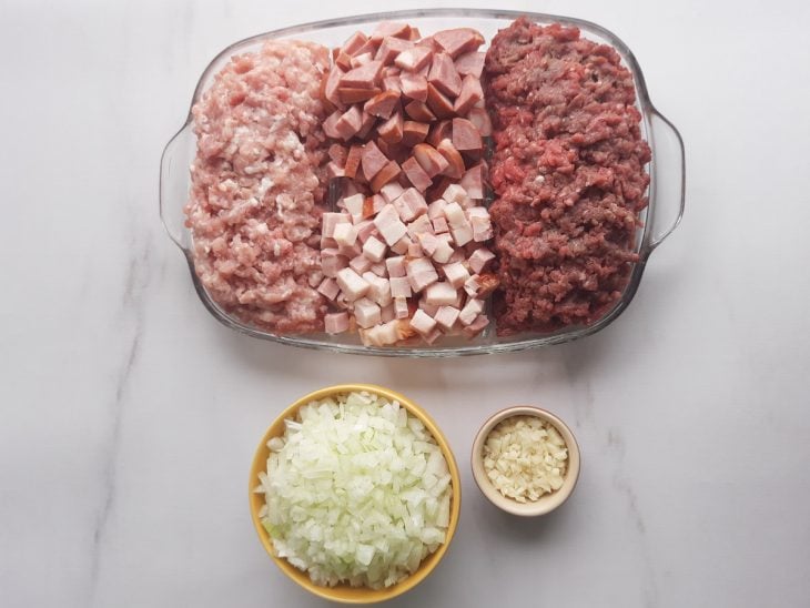 Recipientes com os ingredientes picados.