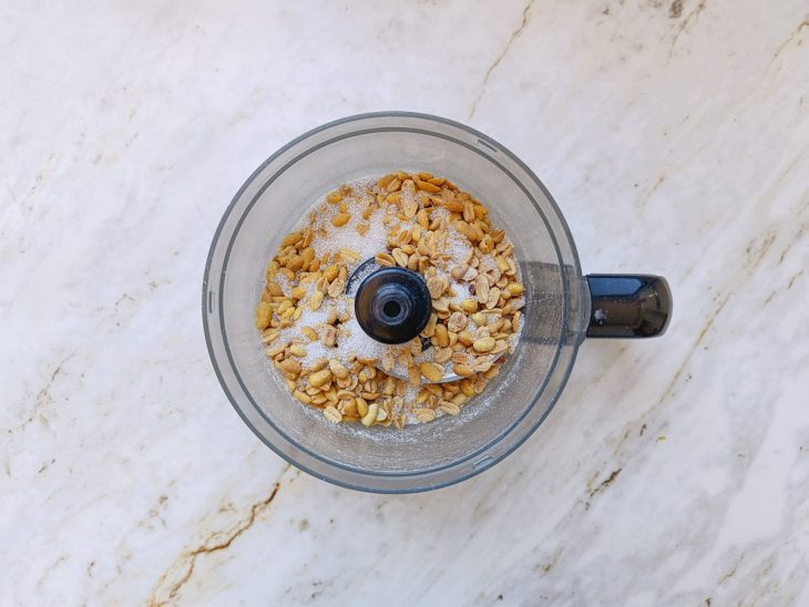 Amendiom e o adoçante no processador.