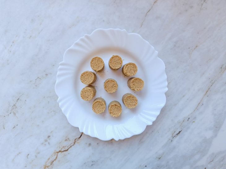 Toda a massa já modelada e disposta em prato.