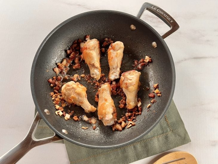 Frango adicionado na panela com os outros ingredientes.