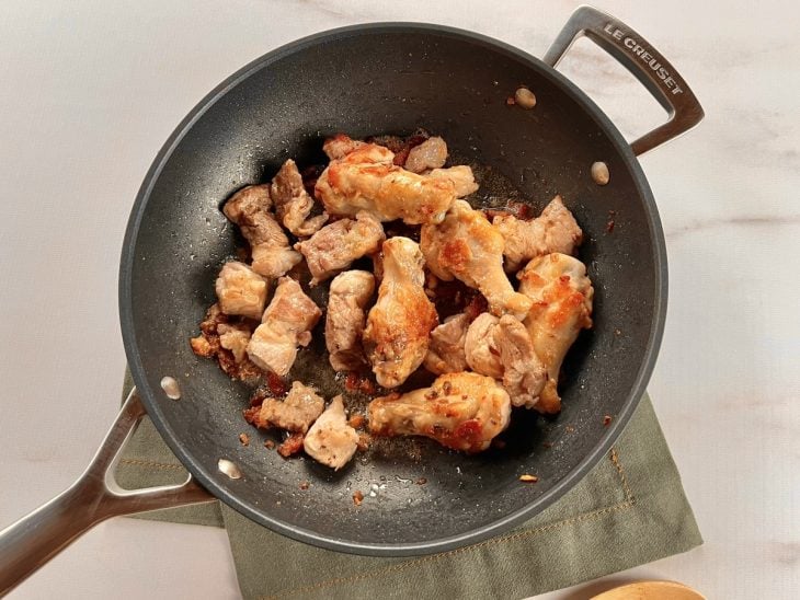 Outros ingredientes adicionados na panela com frango, bacon e temperos.