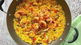 Paella com camarão e mexilhão