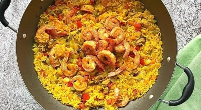 Paella com camarão e mexilhão