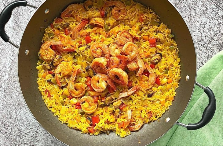 Paella com camarão e mexilhão