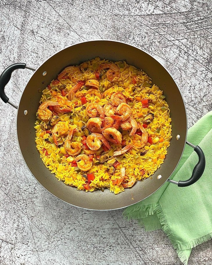 Paella com camarão e mexilhão