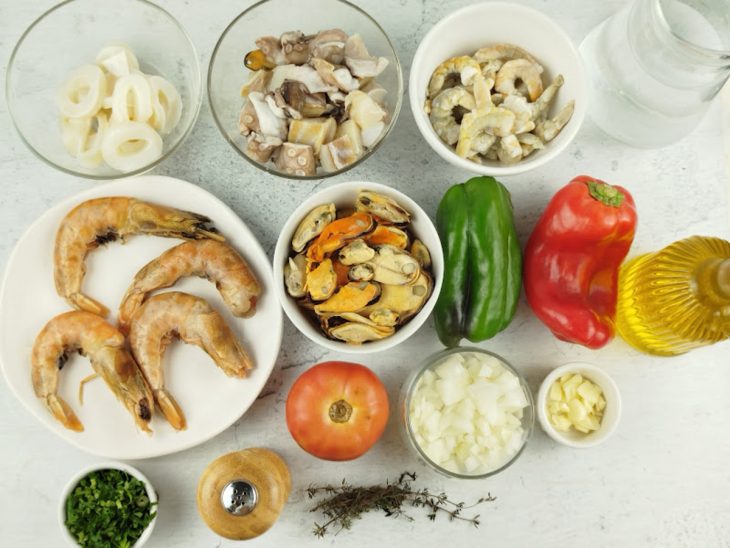 Ingredientes reunidos na bancada.