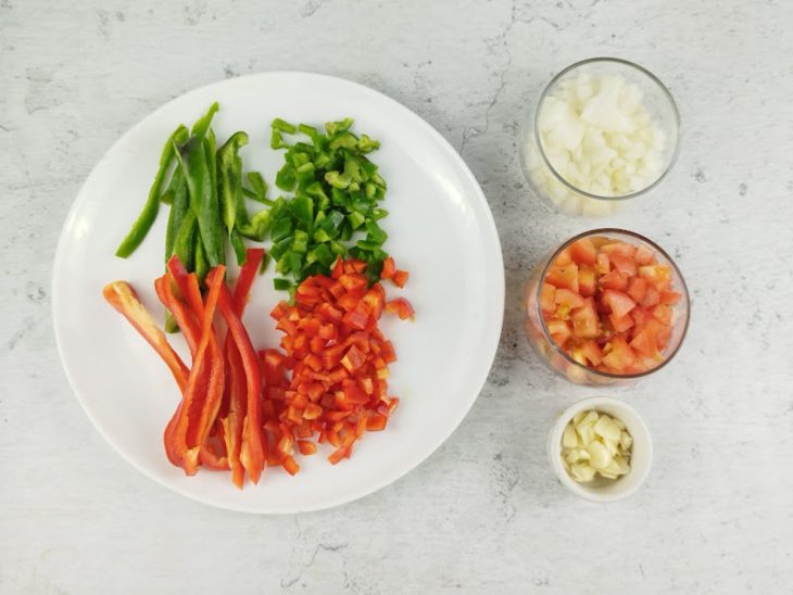 Ingredientes picados e reservados.