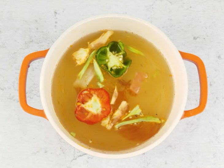 Ingredientes fervidos em panela com água.