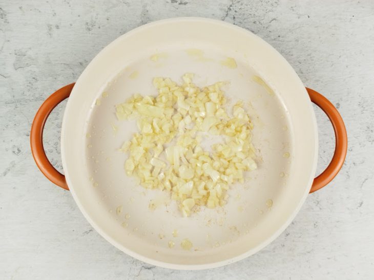 Cebola refogada na panela.