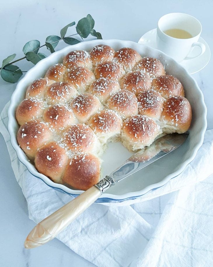 Pãezinhos com calda de leite de coco