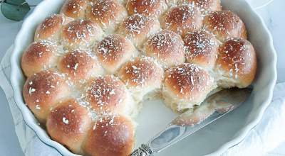 Pãezinhos com calda de leite de coco