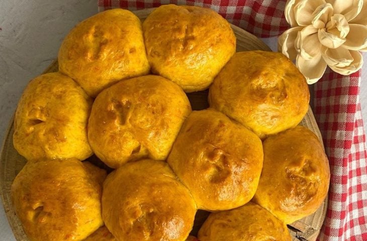 Pãezinhos de cenoura com recheio de cream cheese