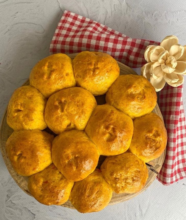 Pãezinhos de cenoura com recheio de cream cheese