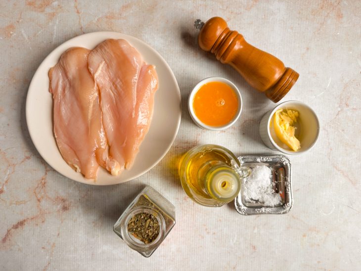 Ingredientes organizados sobre a bancada antes do preparo.