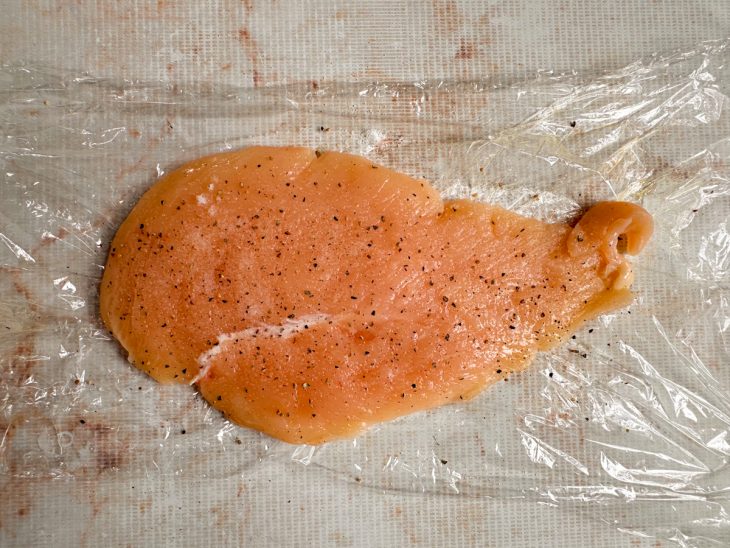 Filé temperado com sal e pimenta-do-reino de um lado.