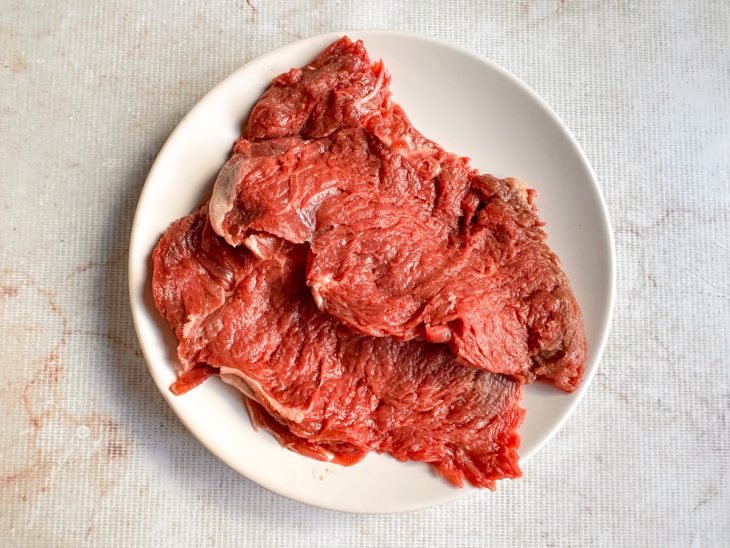 Pedaços de mignon abertos no prato.