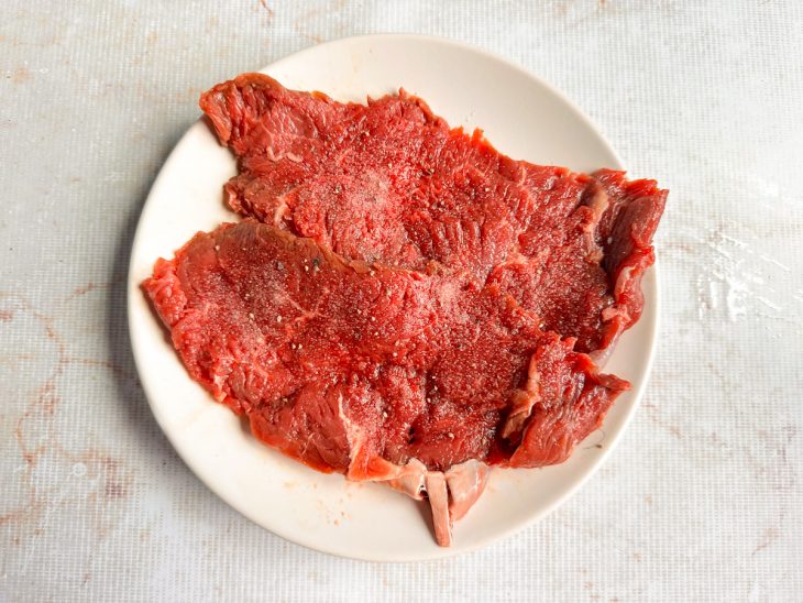 Carne temperada com sal e pimenta-do-reino.