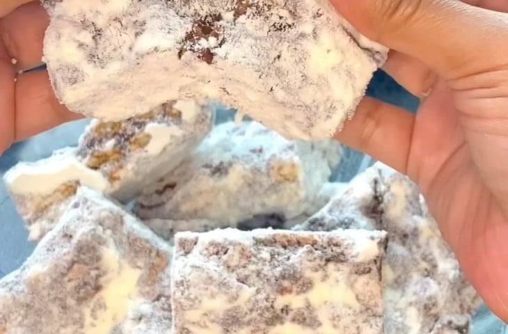 Palha italiana com chocolate em pó