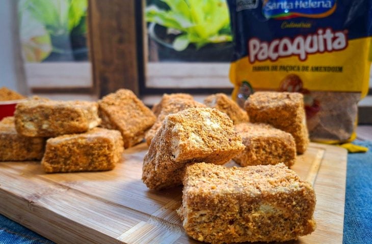 Palha italiana com farofa de paçoquita