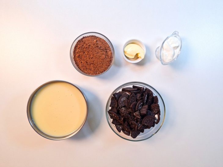 Ingredientes separados sobre a bancada.