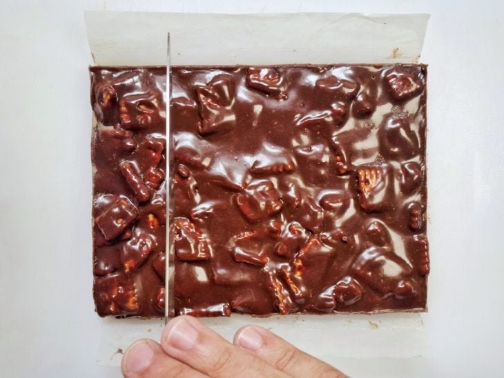 Doce sobre a bancada para cortar.