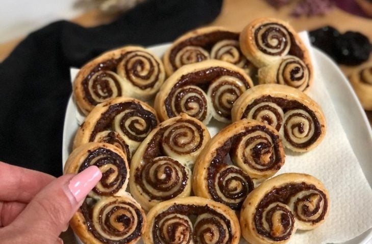 Palmier recheados com pasta de tâmara e ameixa seca