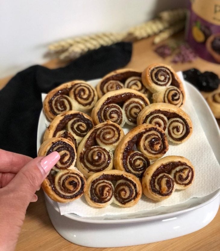 Palmier recheados com pasta de tâmara e ameixa seca