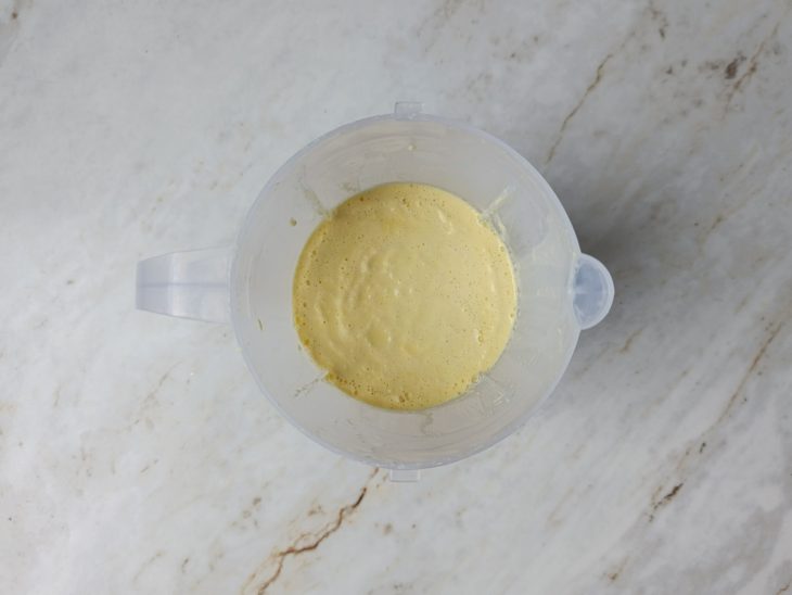 Milho batido com água no liquidificador.