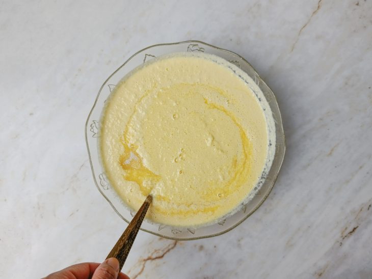 Mistura do liquidificador com açúcar incorporado.