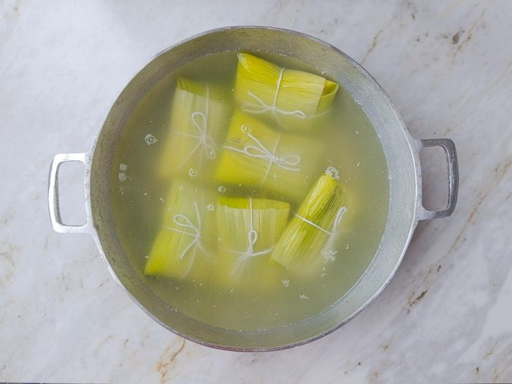 Pamonhas numa panela com água fervente.