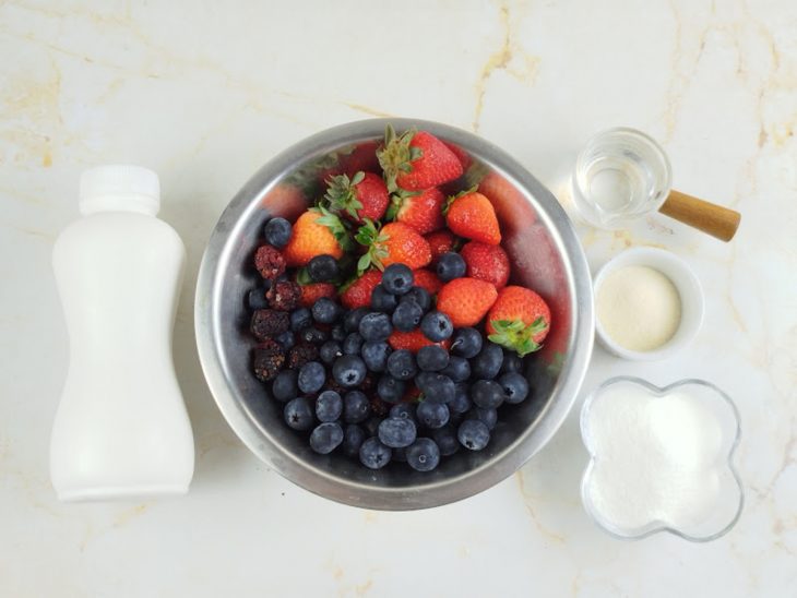 Ingredientes separados sobre a bancada.