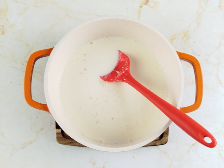 Creme fervendo na panela.