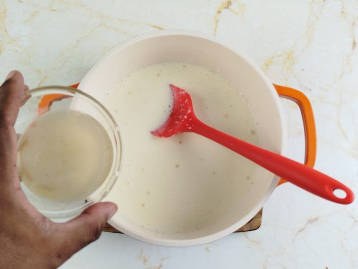 Gelatina adicionada ao creme.