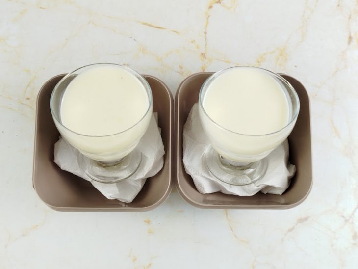 Taças anguladas com creme dentro.