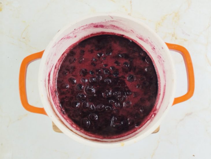 Geleia fervida na panela.