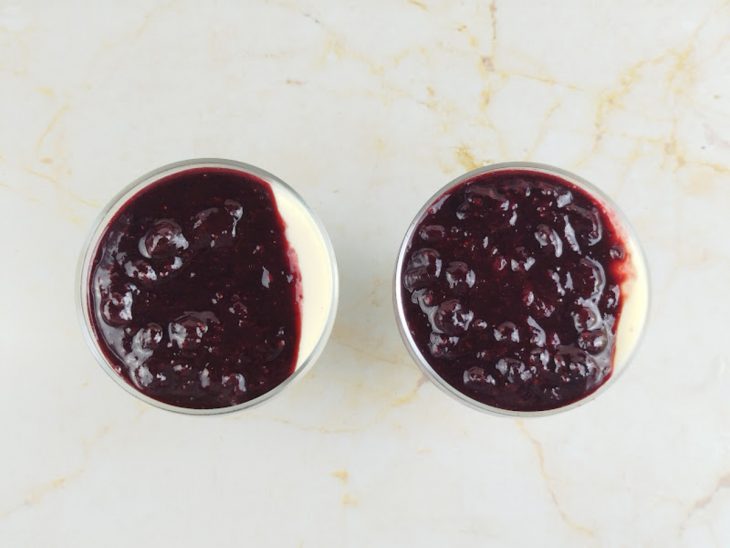 Panacota de frutas vermelhas nas taças.