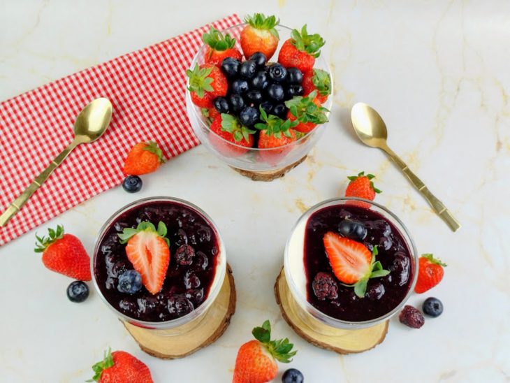 Panacota de frutas vermelhas servida.