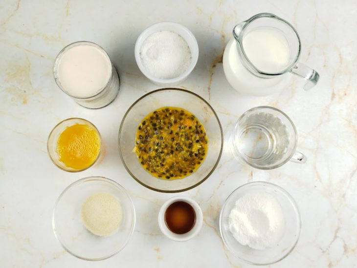 Ingredientes reunidos na bancada.